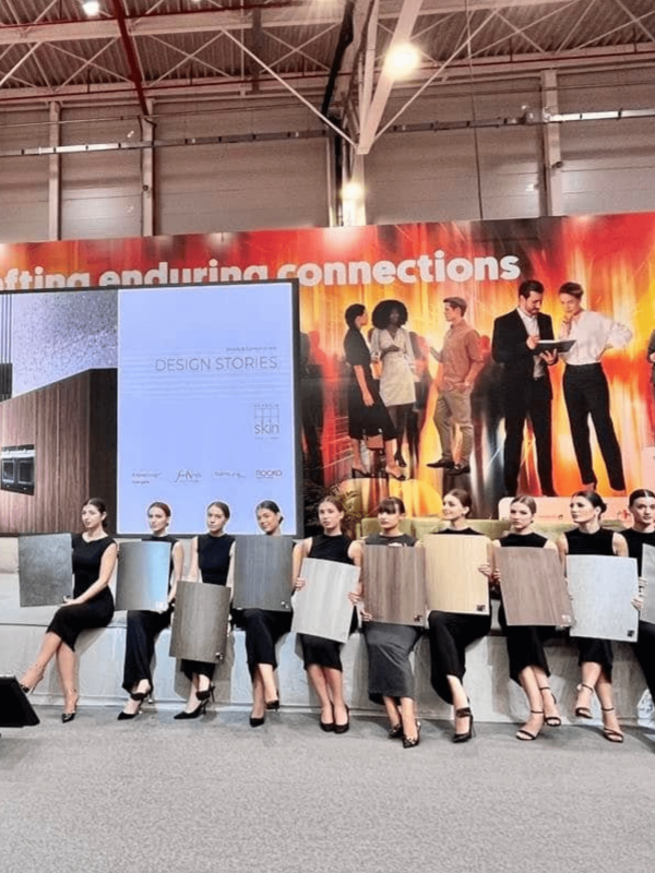 Kronospan BIFE hostesse scena
